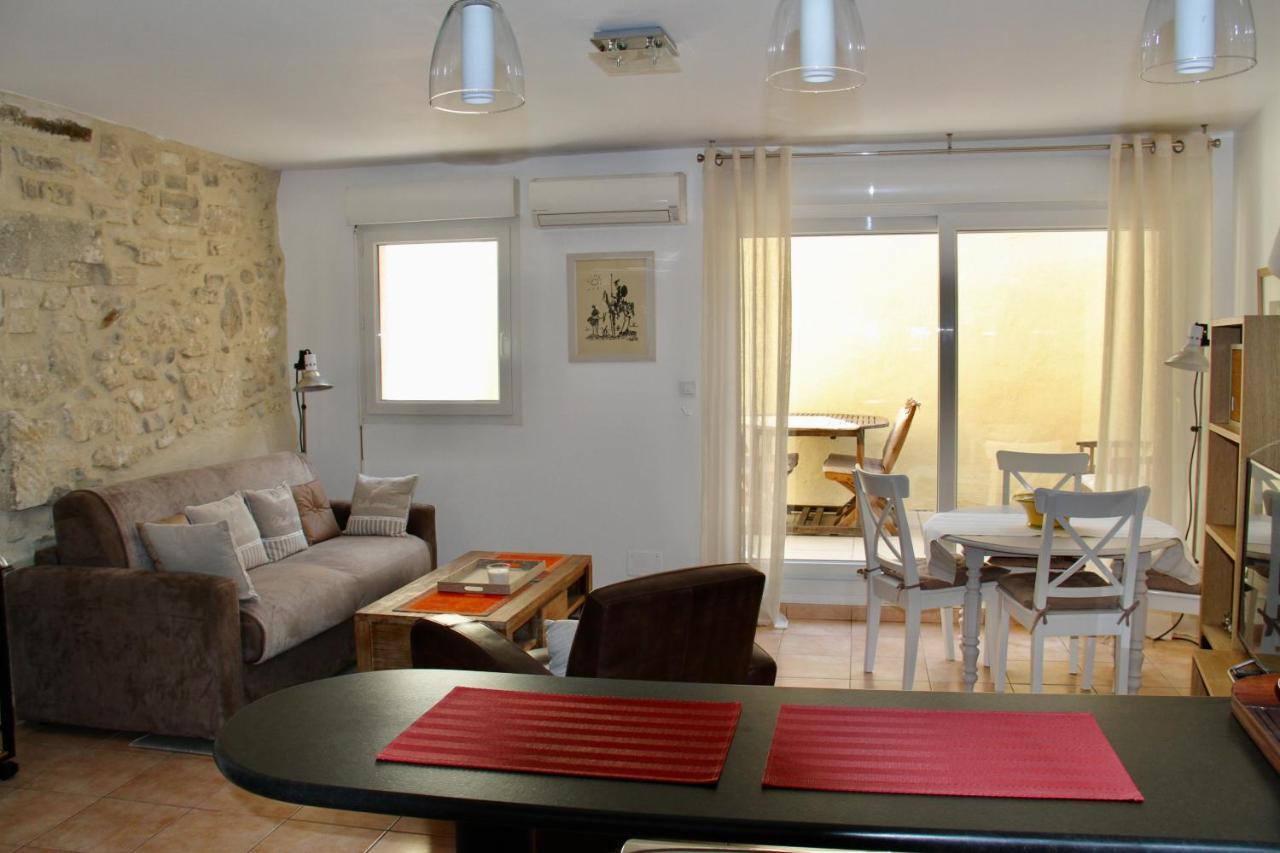 Agreable Maison De Ville Eyragues Bagian luar foto