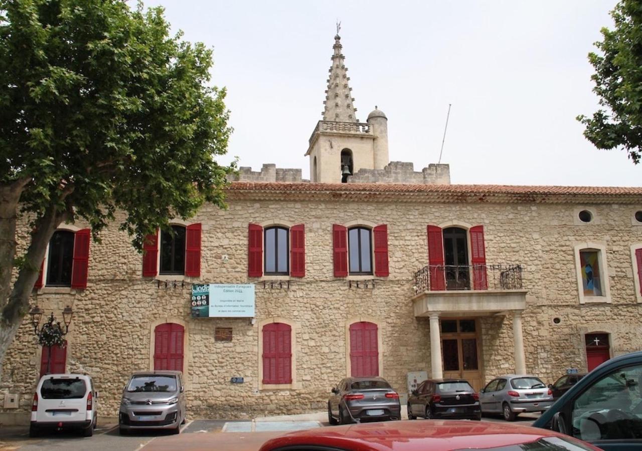 Agreable Maison De Ville Eyragues Bagian luar foto