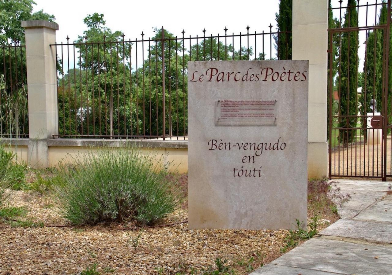 Agreable Maison De Ville Eyragues Bagian luar foto