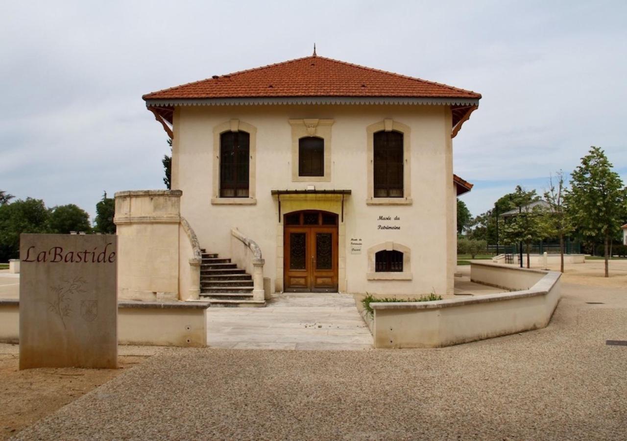 Agreable Maison De Ville Eyragues Bagian luar foto