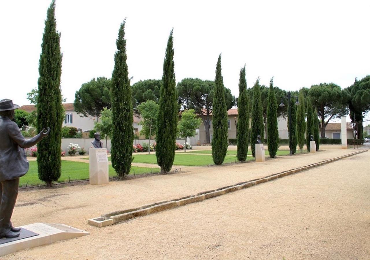 Agreable Maison De Ville Eyragues Bagian luar foto