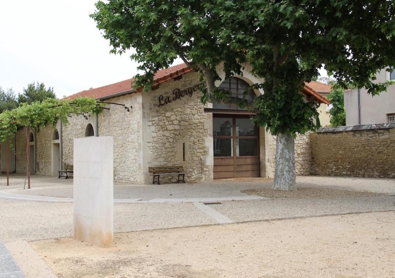 Agreable Maison De Ville Eyragues Bagian luar foto