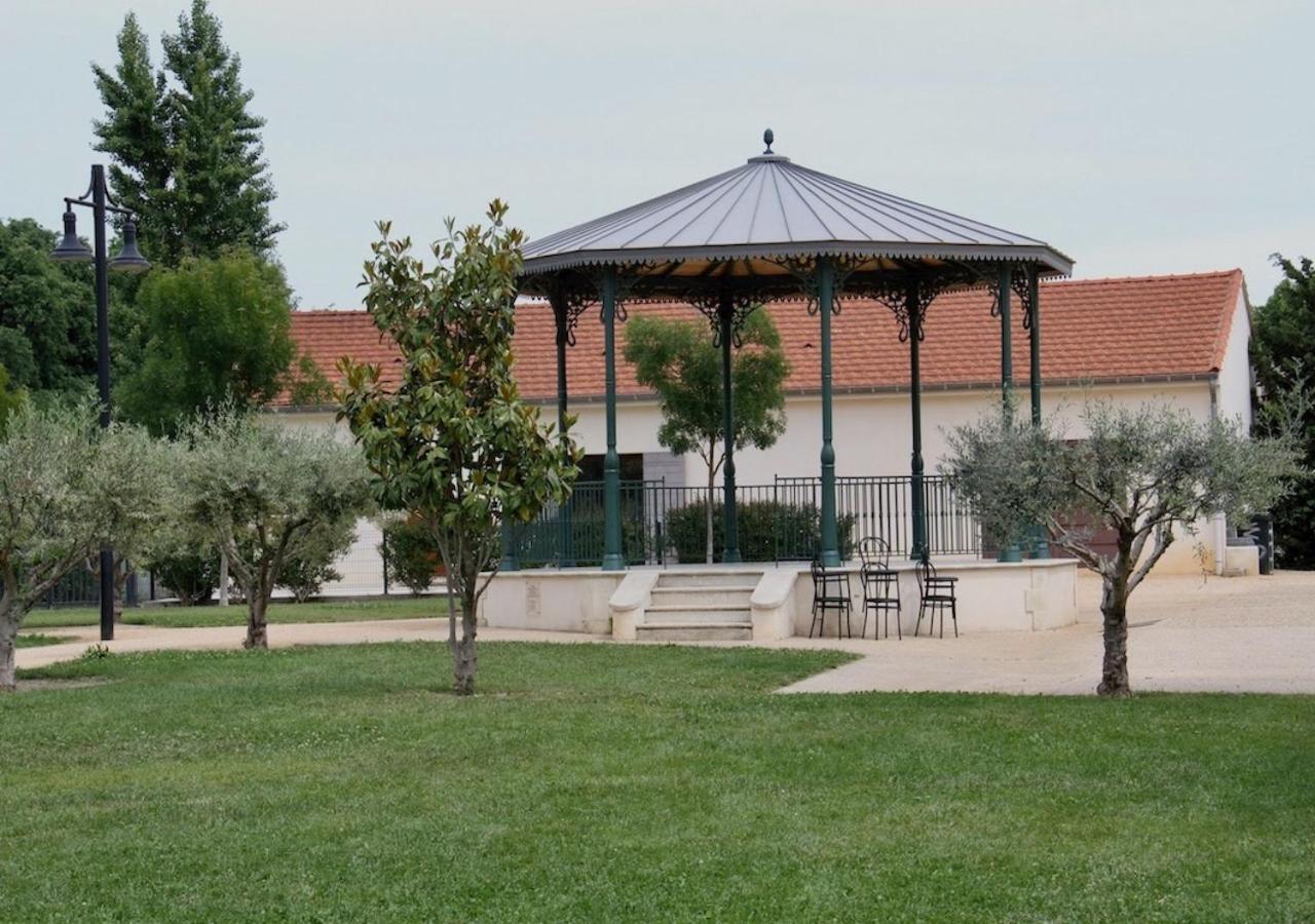 Agreable Maison De Ville Eyragues Bagian luar foto
